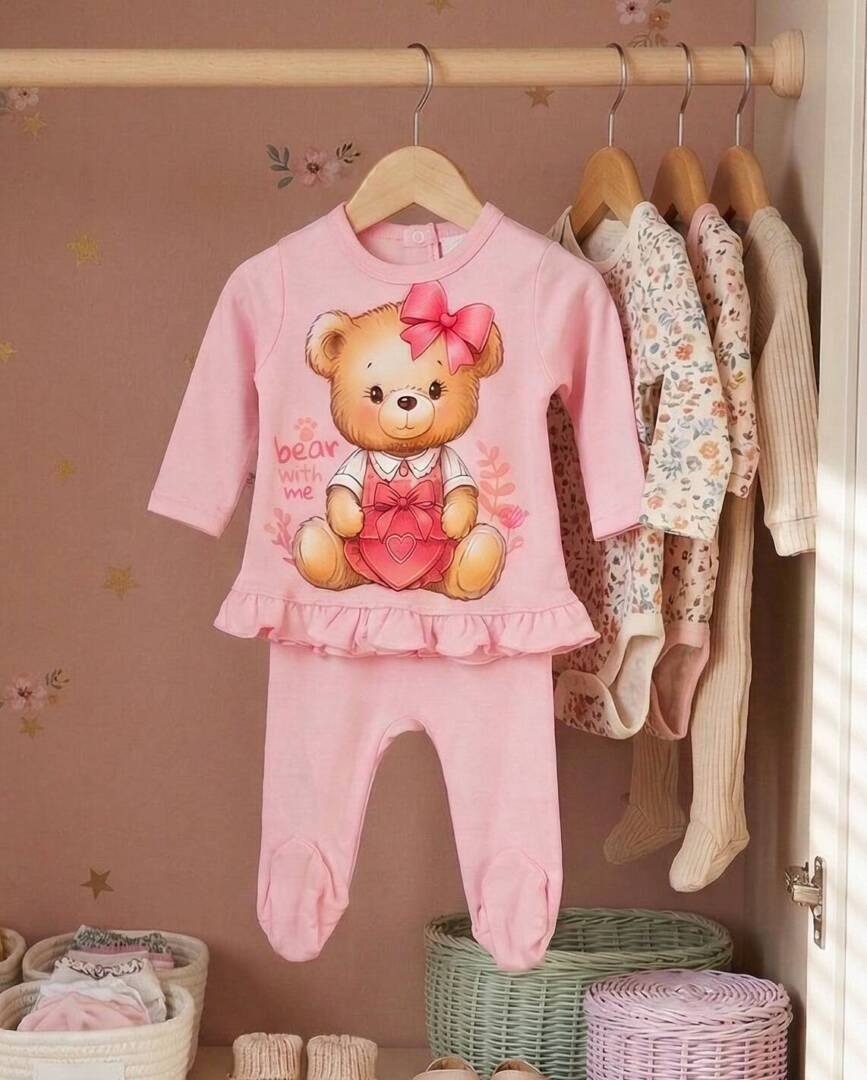 Памучен бебешки комплект за момиче в розово с голяма щампа на мече и къдрици на блузката