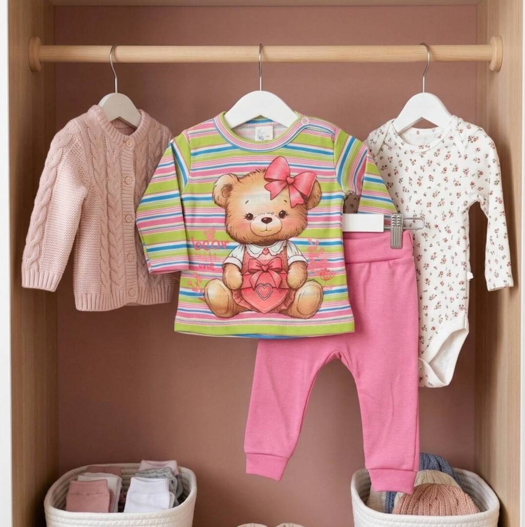 Бебешки памучен комплект от две части – цветна раирана блуза с щампа на мече и розово панталонче, висящи в гардероб
