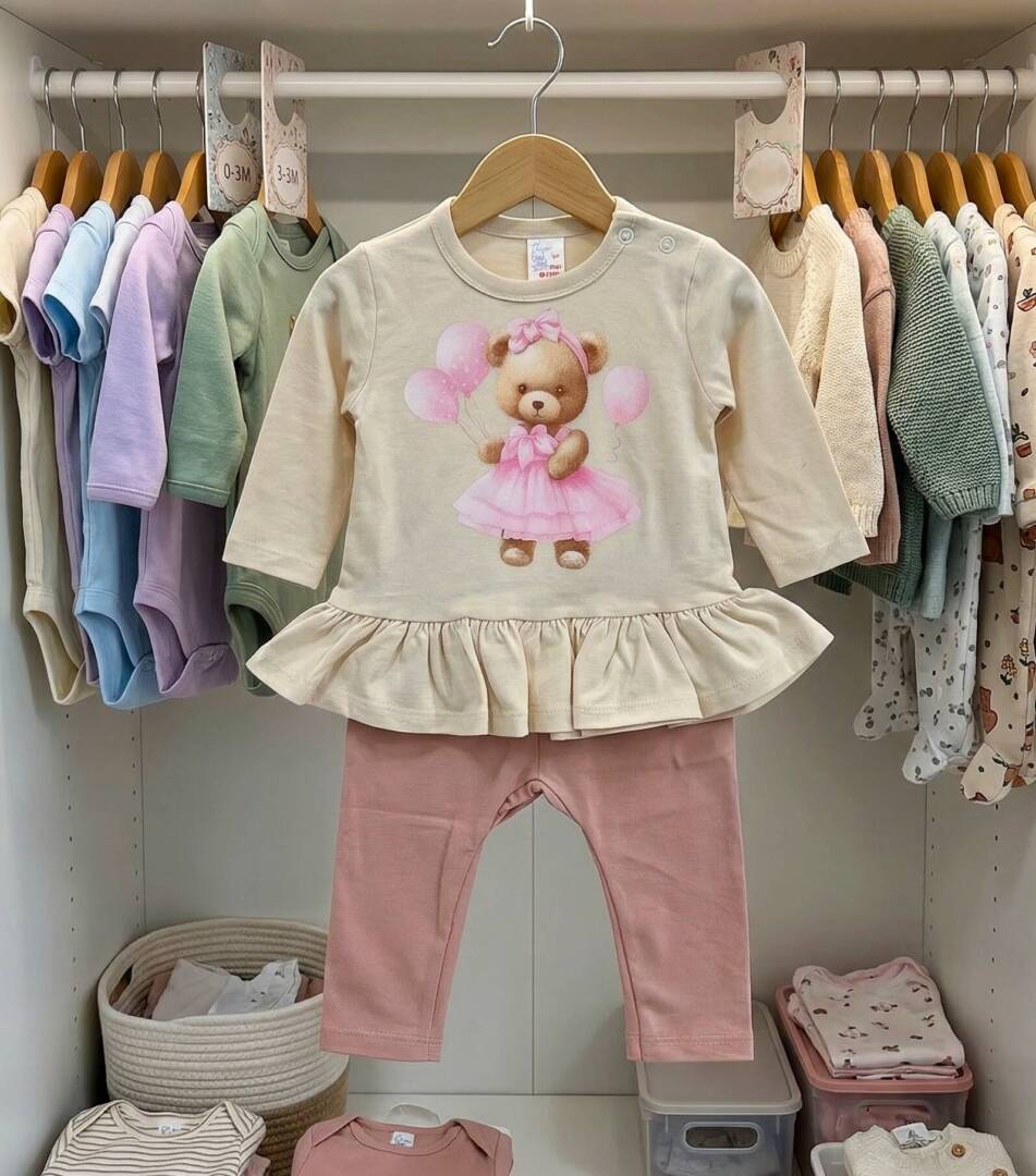 Памучен бебешки комплект за момиче – блузка в екрю с щампа мече и балони и розово клинче