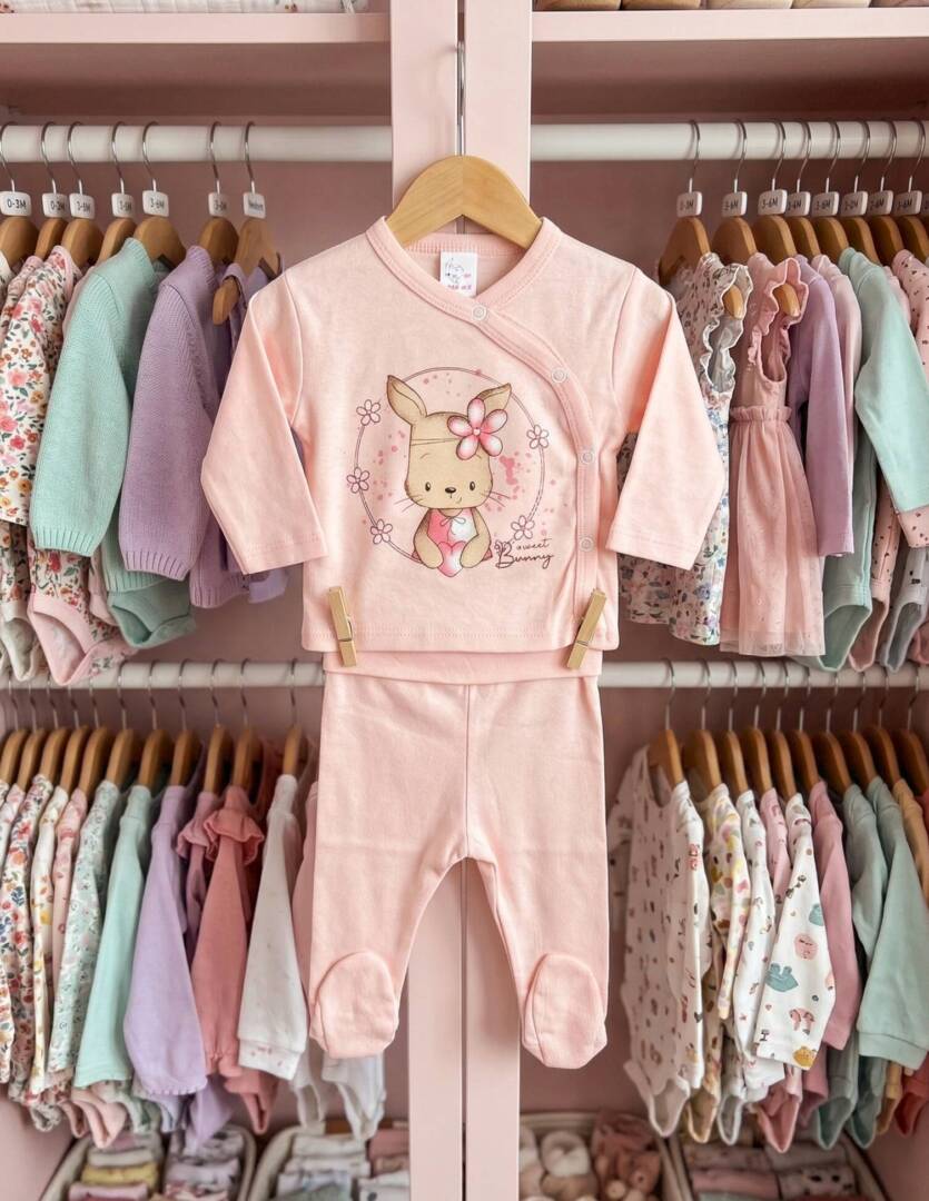 Памучен бебешки комплект за момиче в прасковен цвят – блуза тип прегърни ме с щампа зайче и ританки